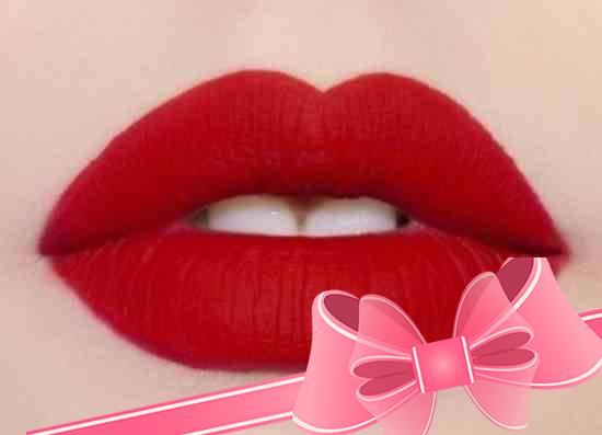 Научим, как правильно красить губы красной помадой